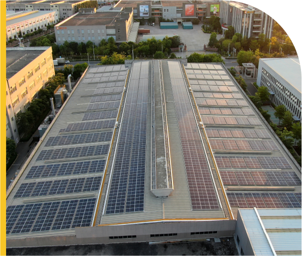 panneaux photovoltaïques sur le toit d'un grand bâtiment